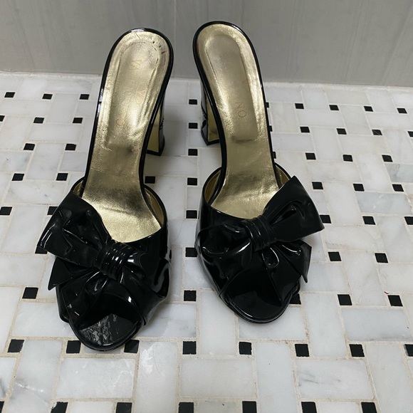 VALENTINO patent bow slides with gold sole and duster bag. - Picture 2 of 15